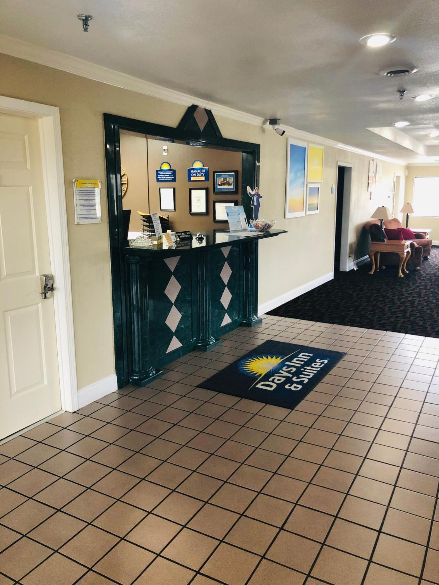 Days Inn & Suites By Wyndham Stuttgart Ngoại thất bức ảnh