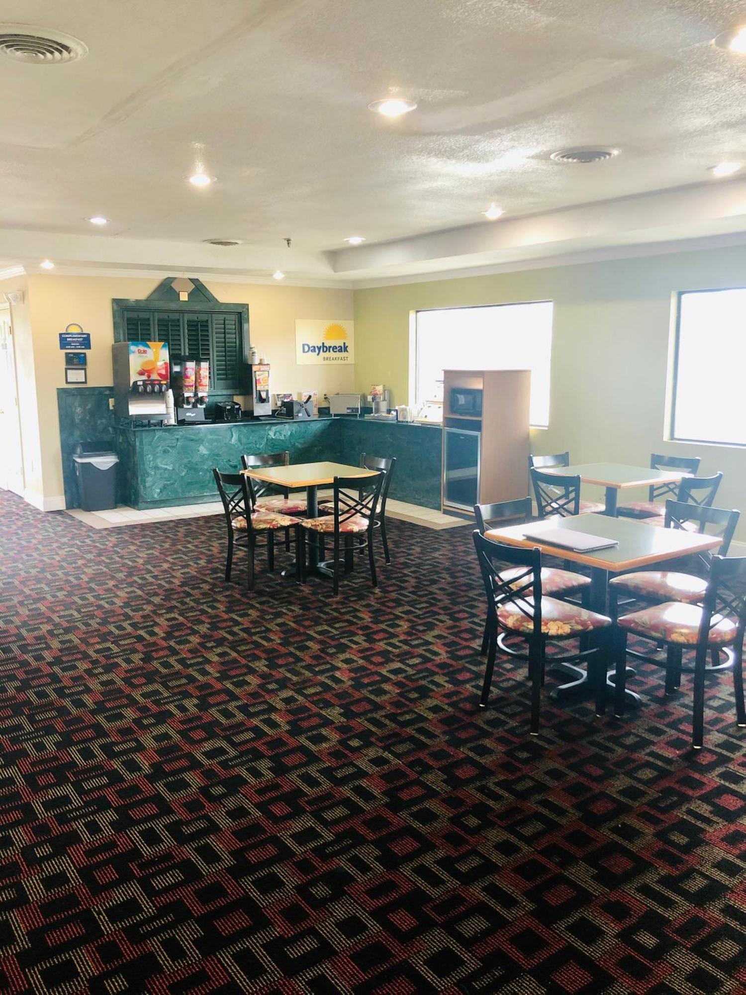 Days Inn & Suites By Wyndham Stuttgart Ngoại thất bức ảnh